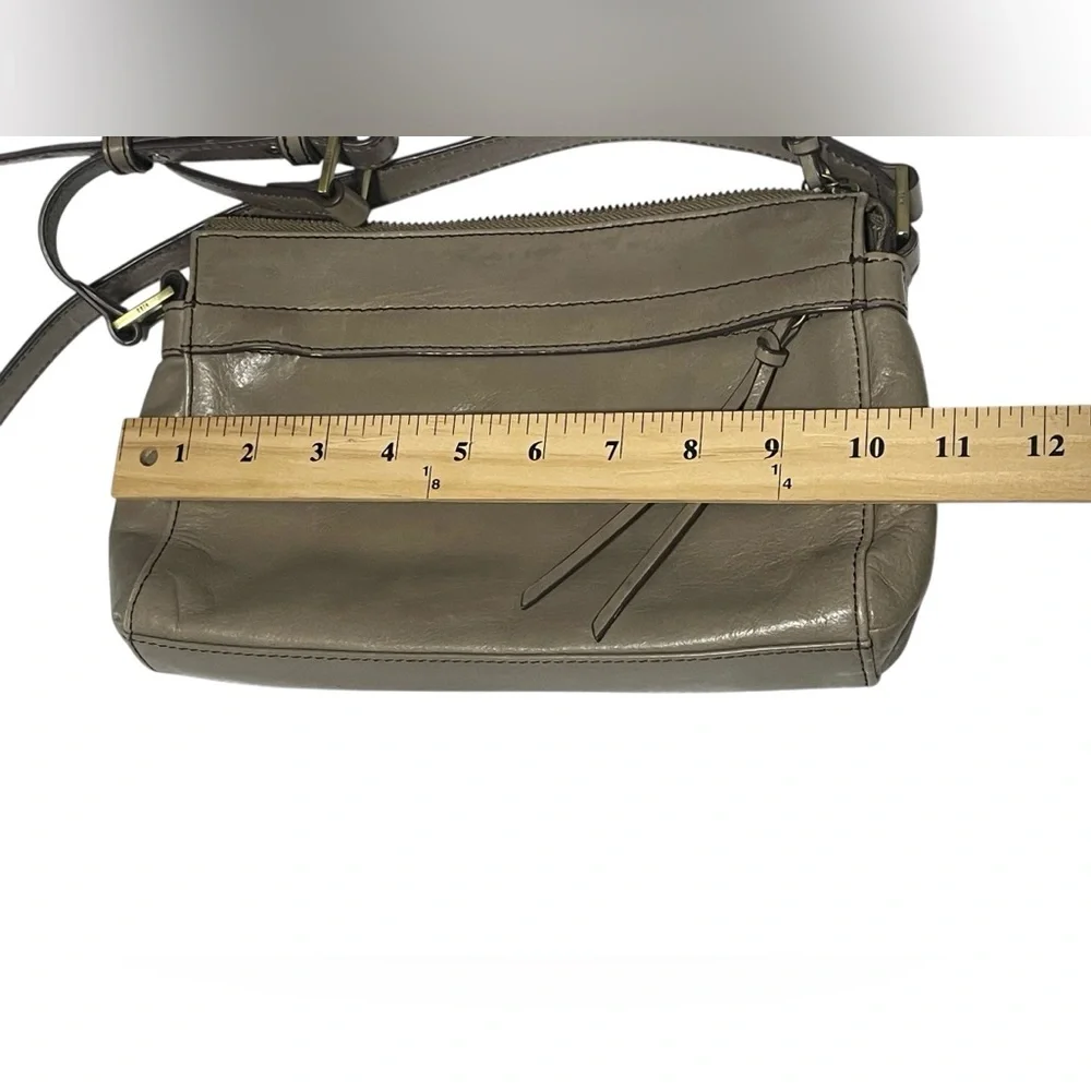 Hobo International Leather Purse Crossbody Bag Taupe Adjustable Strap Zipper Top